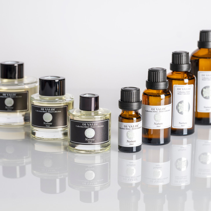 Collection Nature Hotel : Huiles essentielles de pomme, de cèdre et de campanule - Inspiré par Park Hyatt : Notre collection Nature est plus qu'un simple parfum, c'est l'incarnation du luxe, apportant l'essence d'une expérience cinq étoiles dans votre espace. Rehaussez votre environnement grâce à un mélange exquis d'huiles essentielles de qualité supérieure, méticuleusement sélectionnées pour créer un chef-d'œuvre sensoriel rappelant la sophistication du Park Hyatt. Plongez dans le summum de l'indulgence avec Nature - où le luxe rencontre l'arôme. Taille : 30ml
