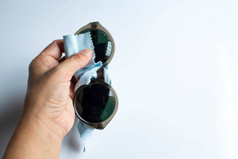 Comment réparer mes lunettes de soleil de luxe rayées ?