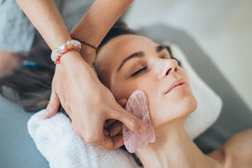 Comment utiliser le Gua Sha ? Les bienfaits et l'histoire de la pratique