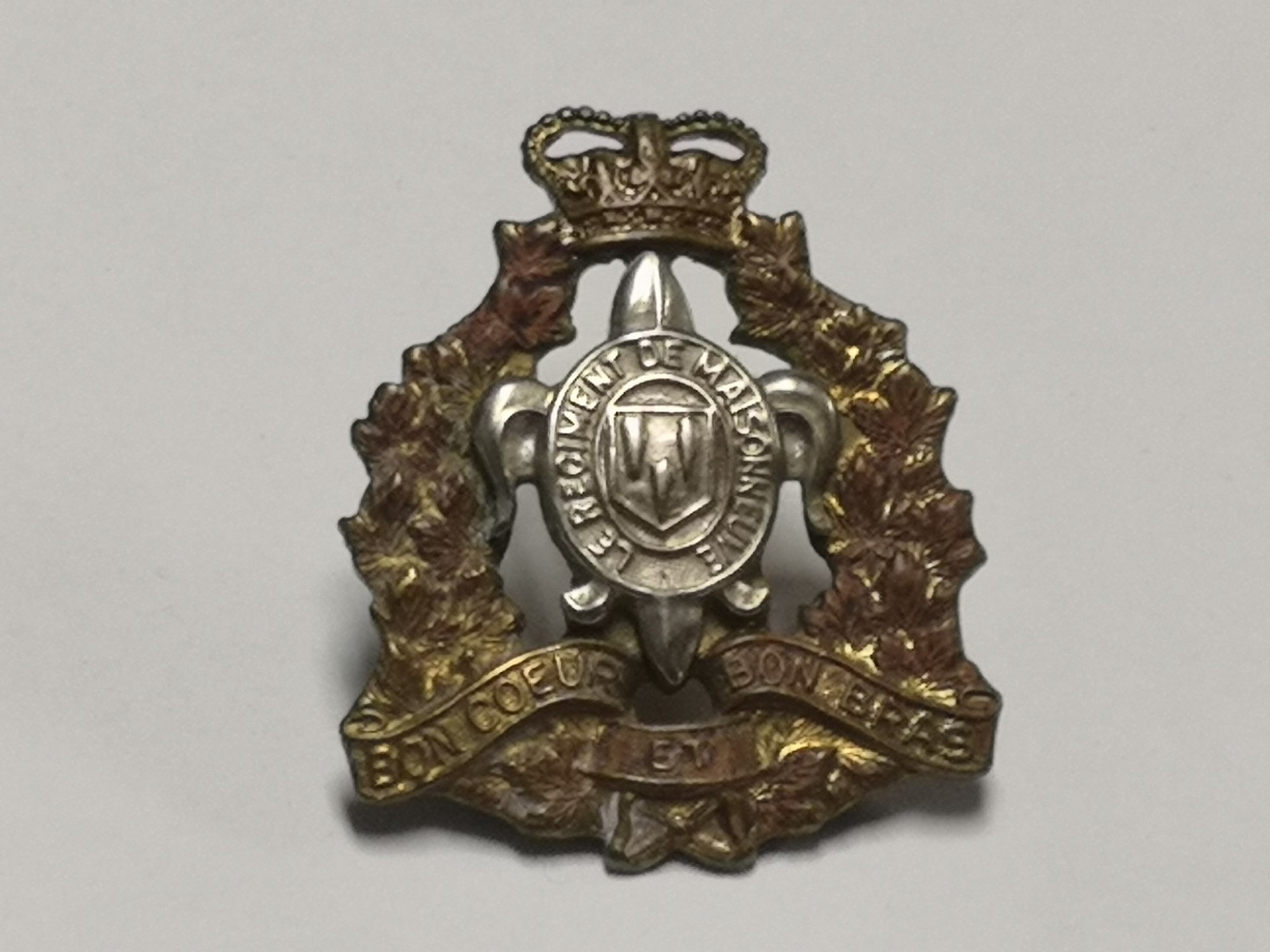 Canadian Armed Forces Regiment De Maisonneuve Queen's Crown Cap Badge