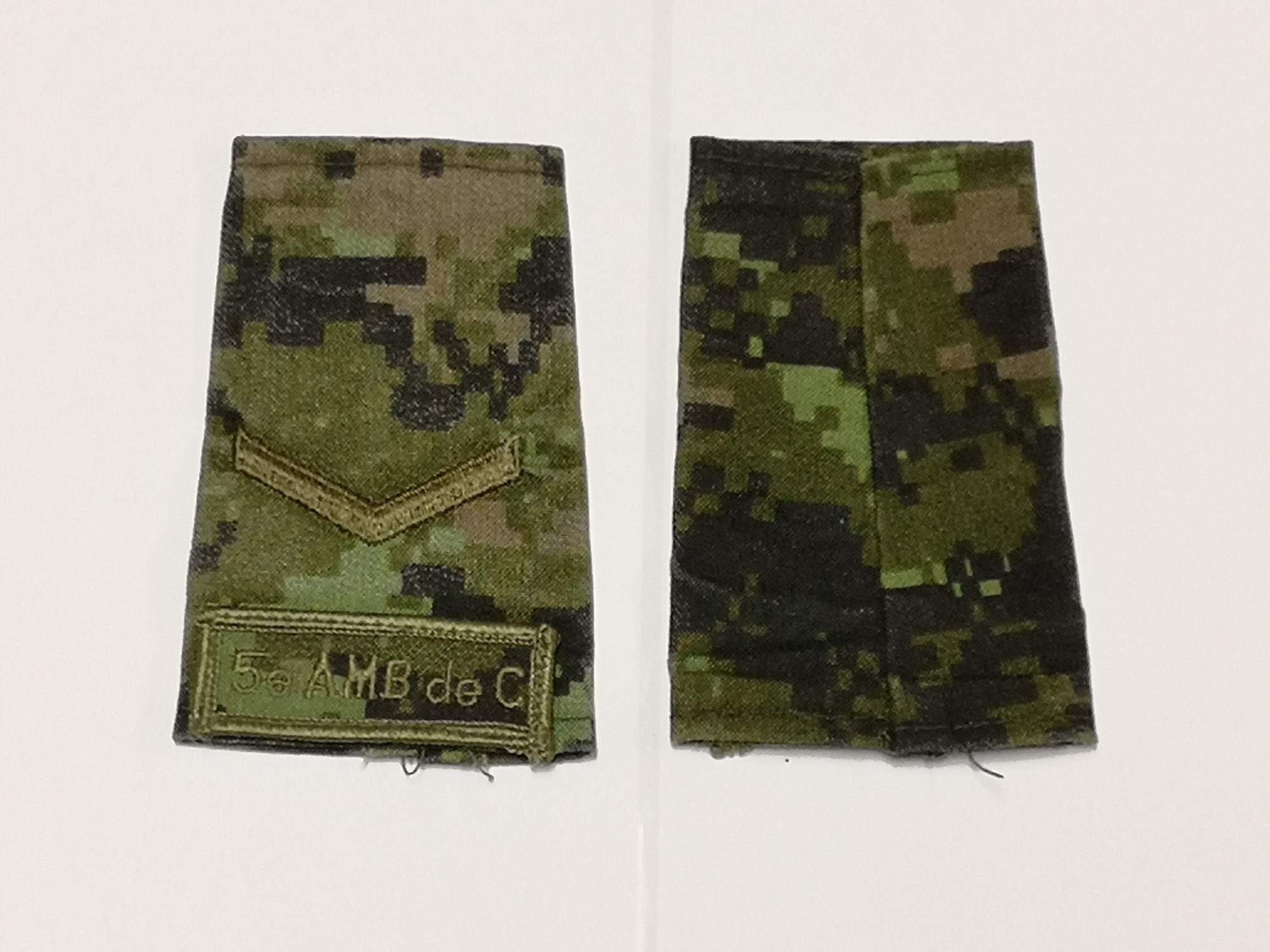 Canadian Armed Forces Cadpat Rank Epaulets 5e AMB de C - Private (Trained)