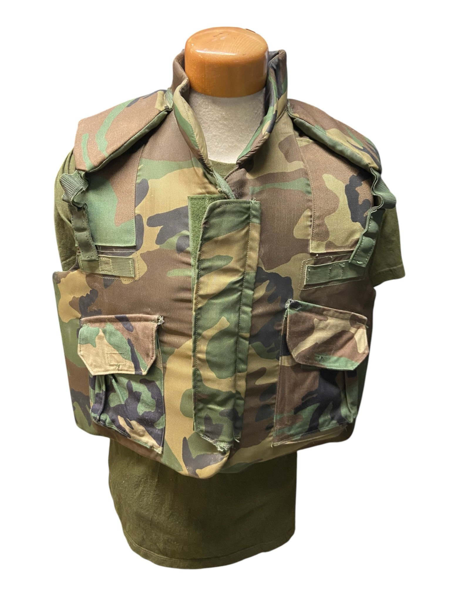 U.S. Armed Forces M81 Woodland Large PASGT Fragmentation Protective Vest W/Booklet