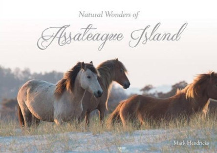 Natural Wonders of Assateague Island by ,Mark Hendricks 9780764353406
