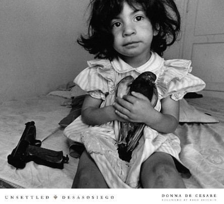 Unsettled/Desasosiego: Children in a World of Gangs/Los ninos en un mundo de las pandillas by Donna de Cesare 9780292744394