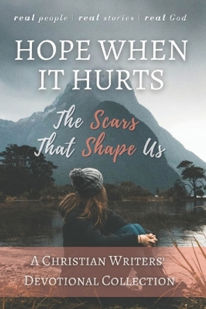 Hope When it Hurts: The Scars that Shape Us: A Christian Writers' Collection (LARGE PRINT EDITION) by Michael Lacey 9780999872543