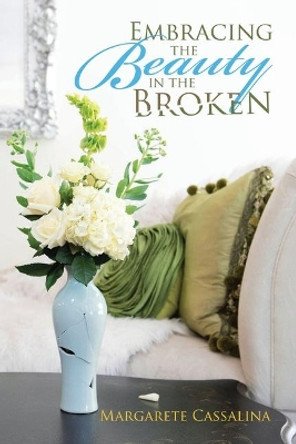 Embracing the Beauty in the Broken by Margarete Cassalina 9781532083099