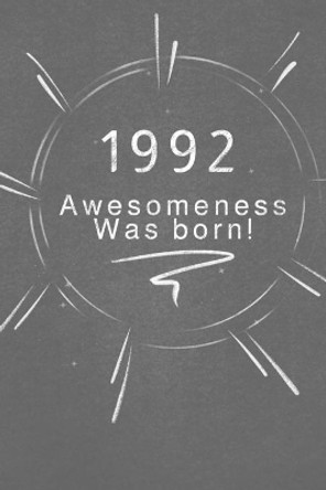 1992 awesomeness was born.: Gift it to the person that you just thought about he might like it by Awesomeness Publishing 9781678862749