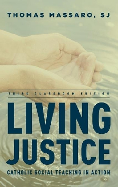 Living Justice: Catholic Social Teaching in Action by Thomas Massaro 9781442210127