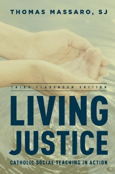 Living Justice: Catholic Social Teaching in Action by Thomas Massaro 9781442230927