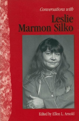 Conversations with Leslie Marmon Silko by Ellen L. Arnold 9781578063017