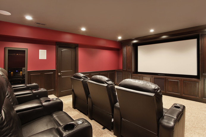 How to Create a Home Theater Room the Entire Family Will Enjoy