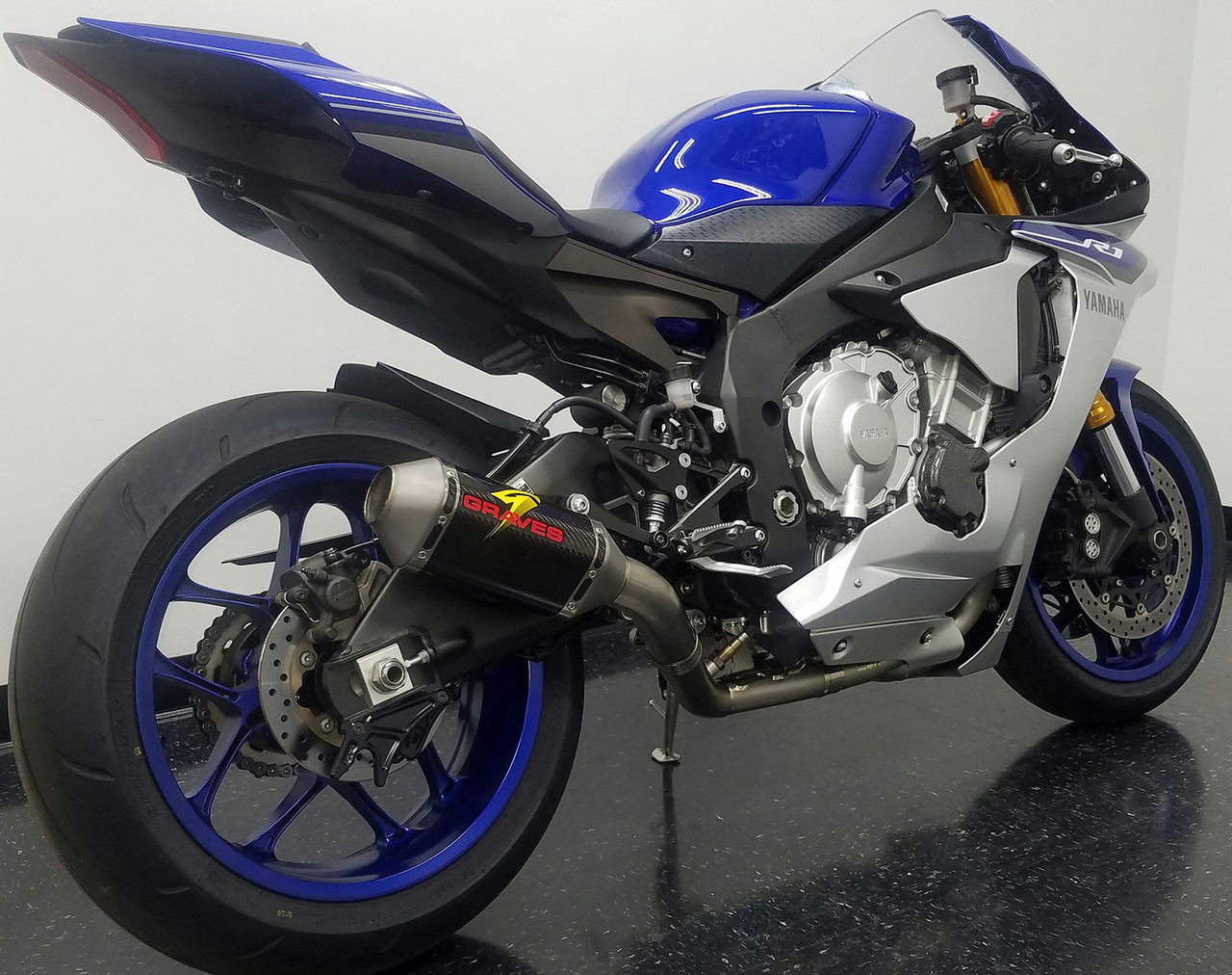 Graves Motorsports Yamaha R1 Full Titanium Exhaust System With Carbon 200mm Silencer