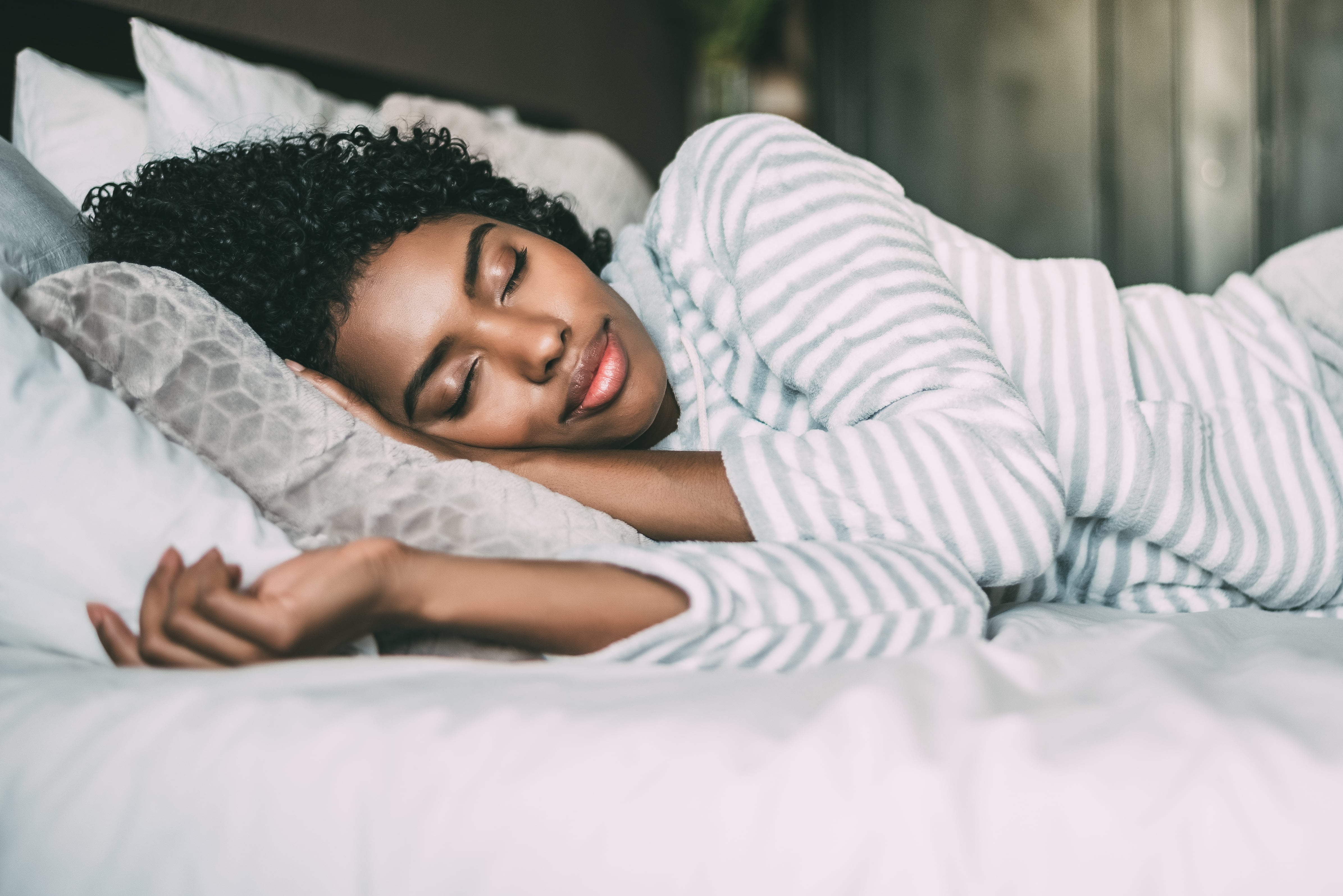 Сон бывший улыбается мне. Sleep. black sleep. блэк он сон. black women in bedroom.