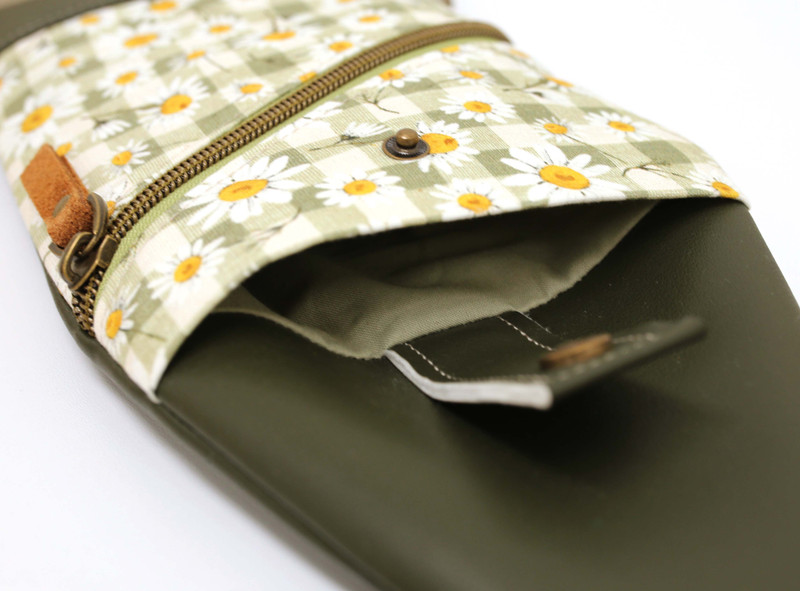 Sling Crossbody - Daisies