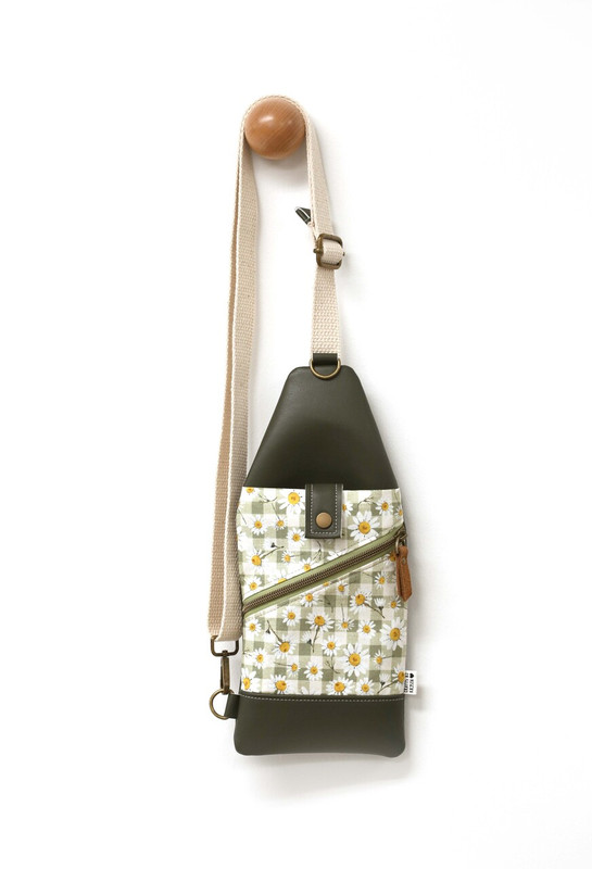 Sling Crossbody - Daisies