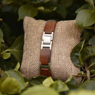 Armband :
Materiaal armband: sandelhout en zilver roestvrij staal
Lengte: 18cm
Bandbreedte: 12 mm
Sluiting: Verborgen clip knoopsluiting met veiligheid

Al onze houten armbanden zijn verstelbaar en kunnen worden ingekort of verlengd met behulp van de kit die bij elk model wordt geleverd.