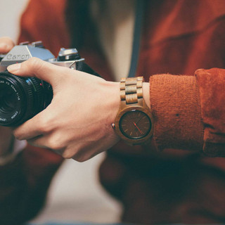 De CORE Collection dankt zijn naam aan de beste kwaliteit hout van de boom. Het sportieve ontwerp is perfect voor zowel houtliefhebbers als avonturiers. De verschillende houtsoortopties zijn beschikbaar in twee diameters, passend bij mannen en vrouwen. Elke horloge handgemaakt en uniek, bestaande uit een variatie in structuur en kleur. Green Sandalwood 45mm is gemaakt van natuurlijk groen sandelhout. Directe blootstelling aan zonlicht de houtkleur in de loop van de tijd kan veranderen.

De lengte van onze houten horlogebandjes kunnen worden aangepast door een aantal schakels te verwijderen. Dit is eenvoudig zelf te doen, of laat het doen door een juwelier of horlogemaker. Het horloge wordt geleverd met een paar schroevendraaiers, zodat je het bandje makkelijk zelf kan aanpassen.