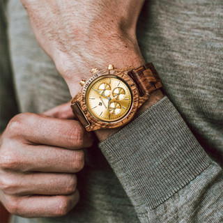 De CHRONUS Collectie beschikt over een klassiek SEIKO VD54 chronograaf uurwerk, krasbestendig saffierglas en roestvrijstalen versterkte bandschakels. De Chronus Tuscany Rise is gemaakt van kossohout uit Oost-Afrika en is voorzien van een gele wijzerplaat.

FORMAAT

De lengte van onze houten horlogebandjes kunnen worden aangepast door een aantal schakels te verwijderen. Dit is eenvoudig zelf te doen, of laat het doen door een juwelier of horlogemaker. Het horloge wordt geleverd met een paar schroevendraaiers, zodat je het bandje makkelijk zelf kan aanpassen.

Jouw horloge past altijd perfect!