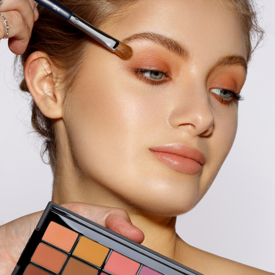 W23 with Model and Artistry Palette Nº3 Harmony