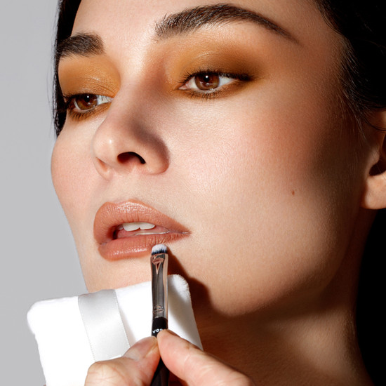 V09 Powder Cream & Liquid Model