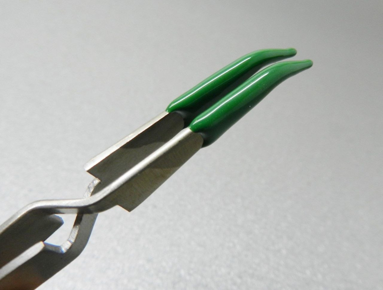 4-1/2” PVC Coated Short Bent Tip Cross Locking Tweezers