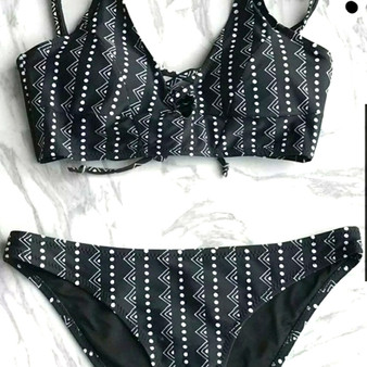 The black tone of the bikini is the definition of classic and retro.