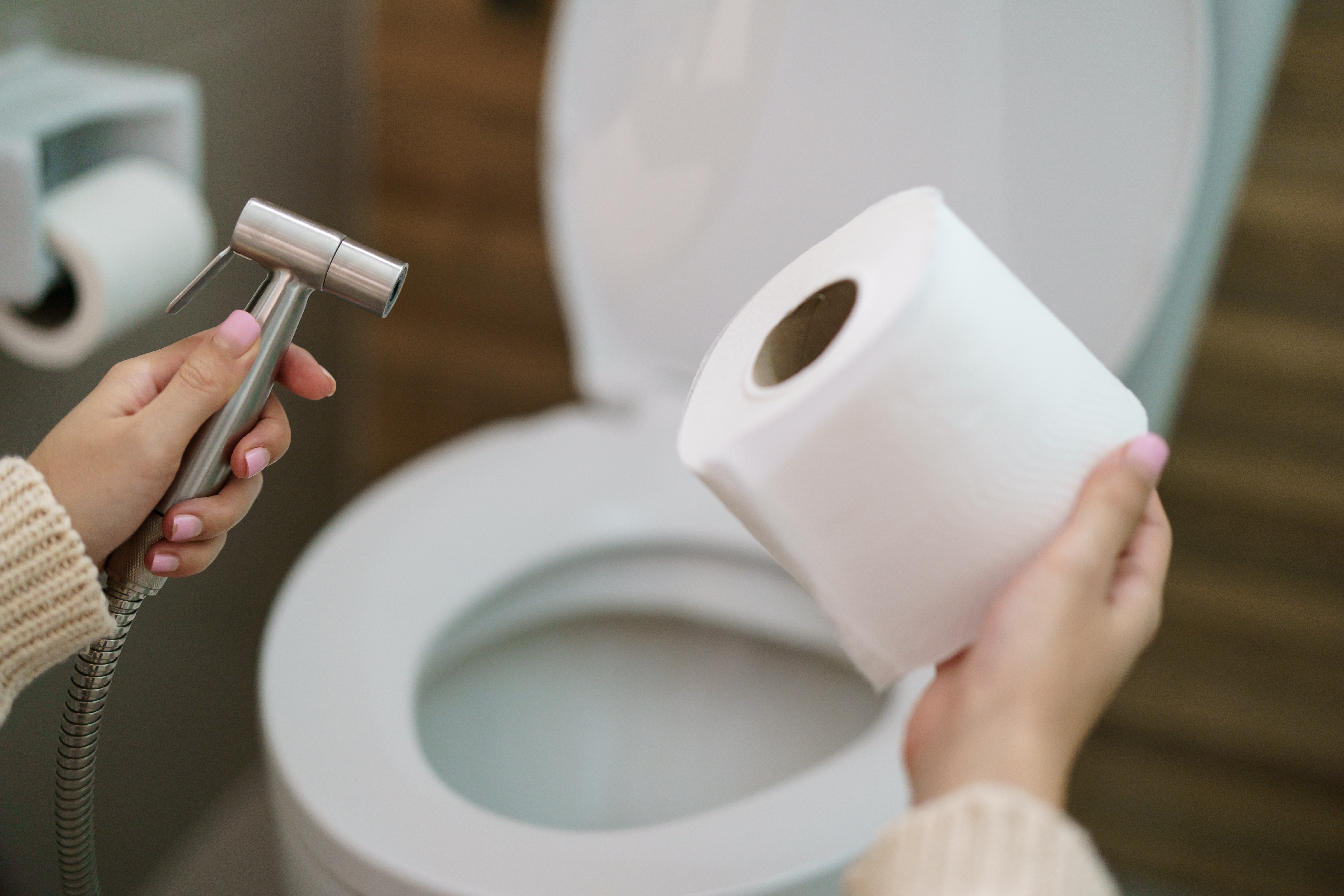 Bidet vs. Toilet Paper: The Great Eco Showdown – Water, Trees & Dollars on the Line