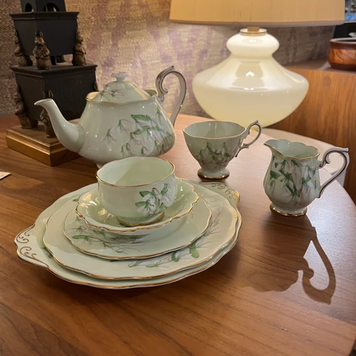 39 piece Laurentian Snowdrop Royal Albert Bone China, England set