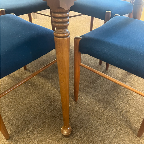Dining table, round with leaves. Great condition!
