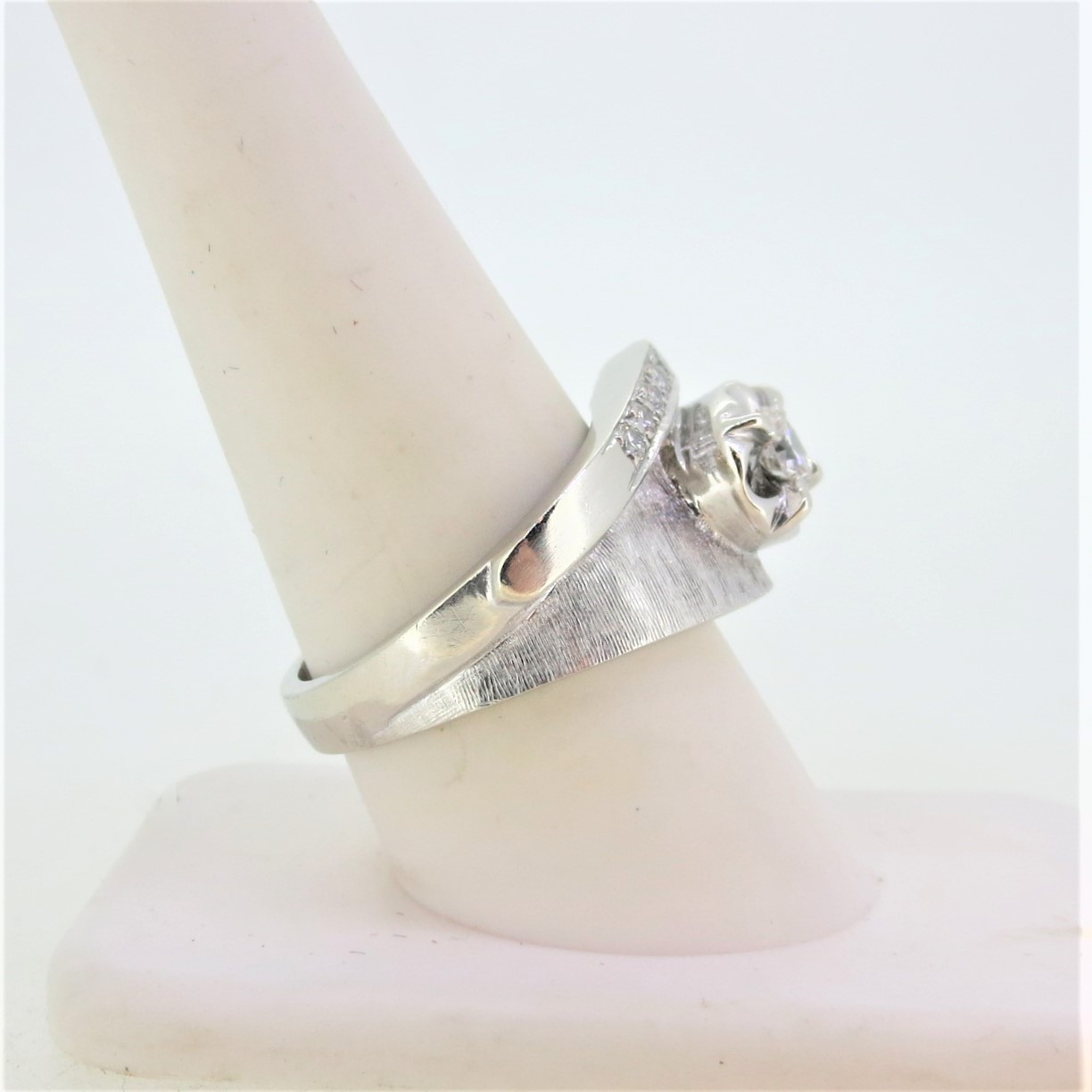Vintage 14K W Gold Brushed Design APP 1/2ct Round Diamond Accented Side ...