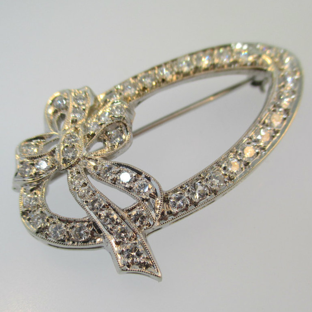Art Deco 18ct White Gold Bow Brooch set with Diamonds (911U)
