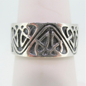 Sterling Silver Ring with Triangle Looping Patterns Around the Band Size 5.75