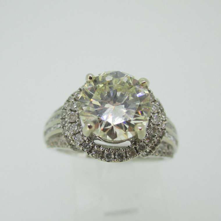 14k White Gold Approx 2.11 ct Round Brilliant Cut Diamond Ring with Diamond Halo Accents Size 6 1/2