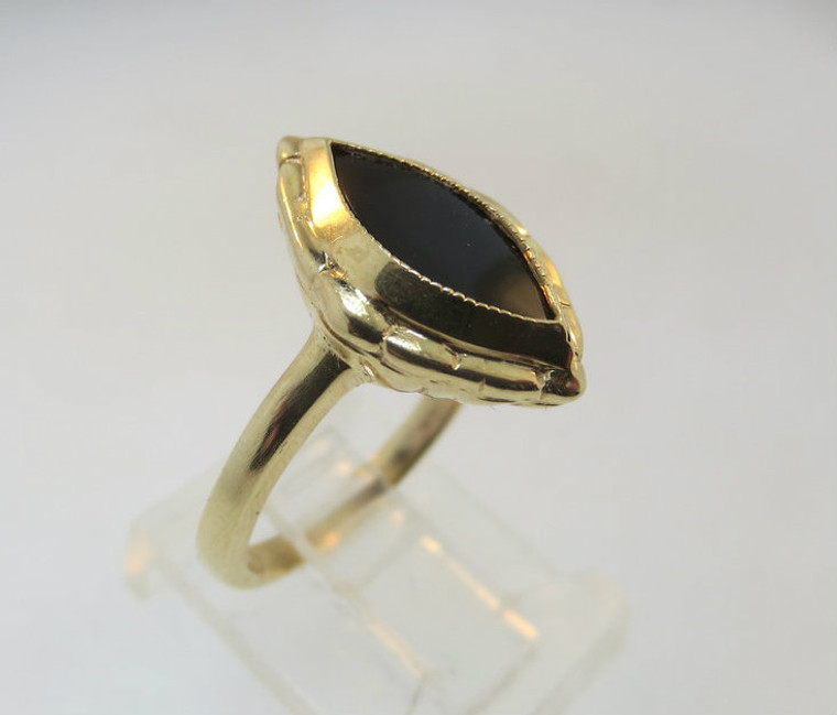 10k Yellow Gold Black Onyx Ring with Filigree Design Surrounding Onyx. Size 5 ¾*