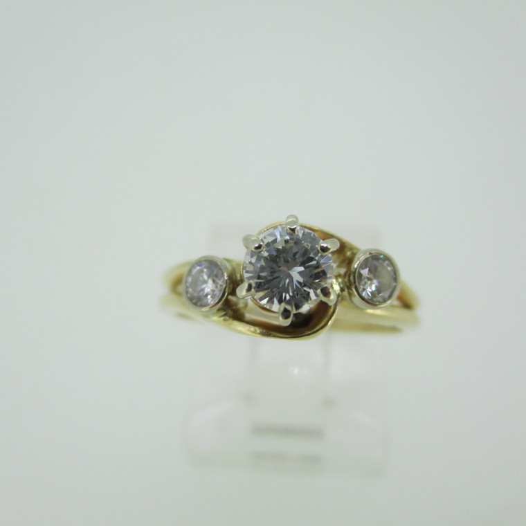 14k Yellow Gold Approx 1/3ct Round Brilliant Cut Diamond Ring with 2 Diamond Accents Ring Size 5 1/2