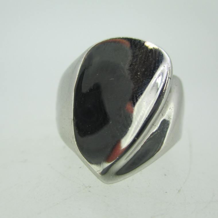 Sterling Silver Ring Smooth and Reflective Size 9