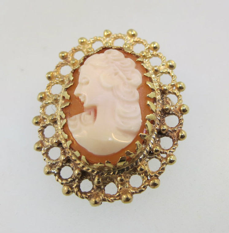 Beautiful Vintage 14k Yellow Gold Conch Shell Cameo Pendant or Brooch  
