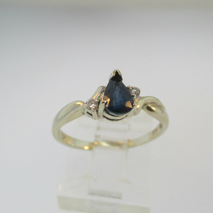 14k White Gold Pear Shape Sapphire Ring with 2 Accent Diamonds Size 6 1/2