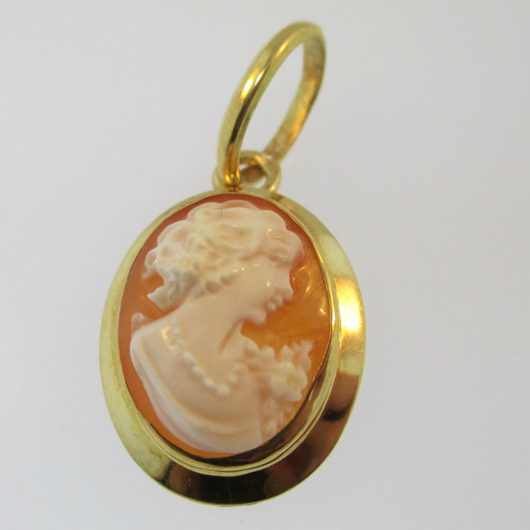 14k Yellow Gold Conch Shell Cameo Pendant