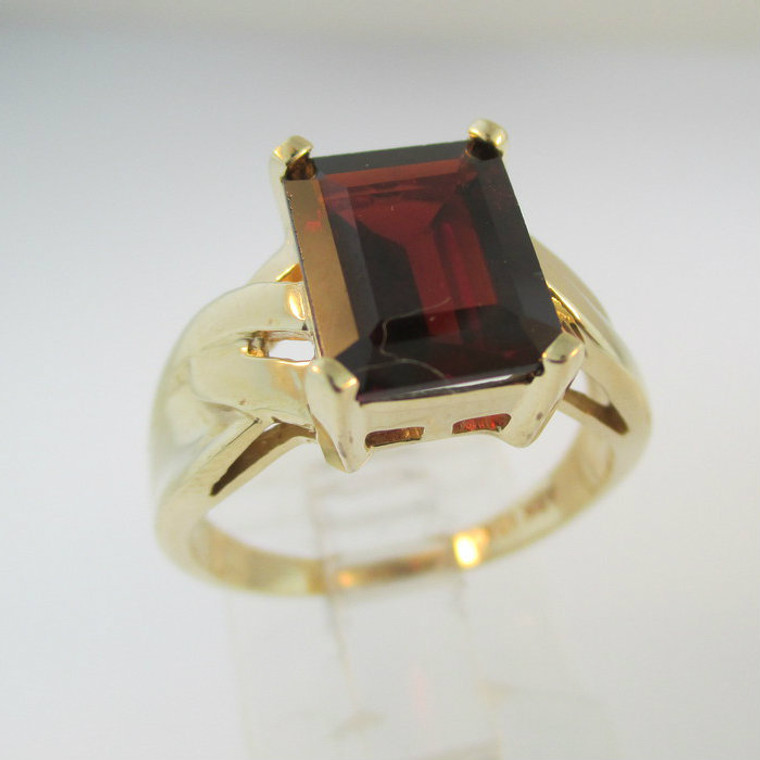 10k Yellow Gold Garnet Fashion Ring Size 8