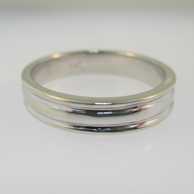 10k White Gold Band with Design Around Band Size 8 1/4