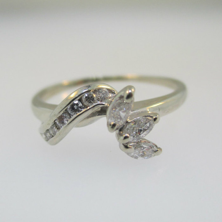 14k White Gold Marquise and Round Brilliant Cut Diamond Ring Size 6 1/2