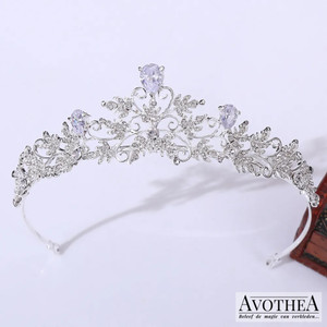 Koop een zilveren disney prinsessen tiara Giulia met fijne strass steentjes en witte kunstdiamanten op Avotheastore.com