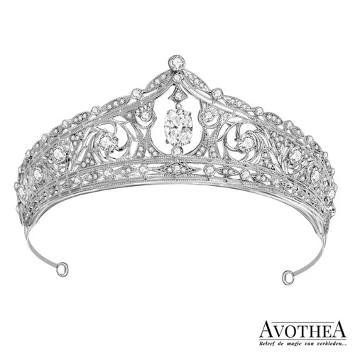 Koop een zilveren disney prinsessen tiara Elisabeth met fijne strass steentjes en witte kunstdiamanten op Avotheastore.com