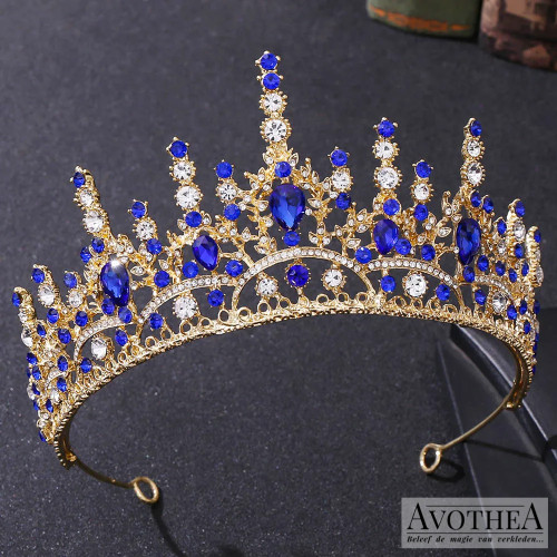 Koop een gouden disney prinsessen tiara Augustine met fijne strass steentjes en blauwe kunstdiamanten op Avotheastore.com