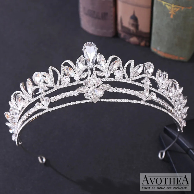 Koop een zilveren disney prinsessen tiara Melania met fijne strass steentjes en witte kunstdiamanten op Avotheastore.com