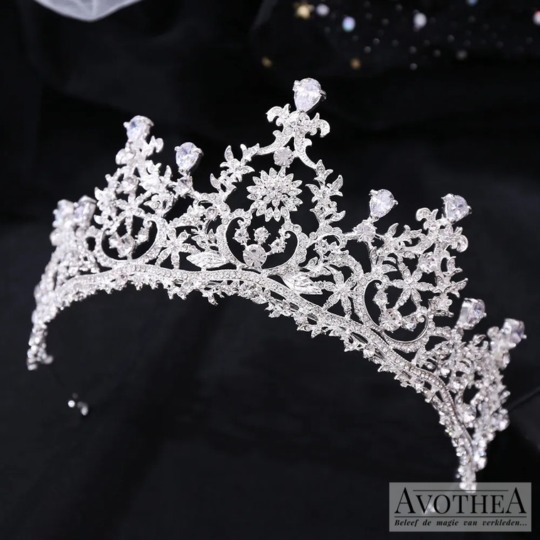 Koop een zilveren disney prinsessen tiara Sisi met fijne strass steentjes en witte kunstdiamanten op Avotheastore.com