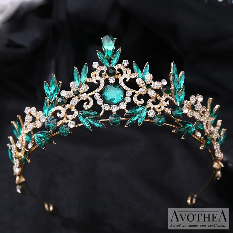 Koop een gouden disney prinsessen tiara Mathilda met fijne strass steentjes en groene kunstdiamanten op Avotheastore.com