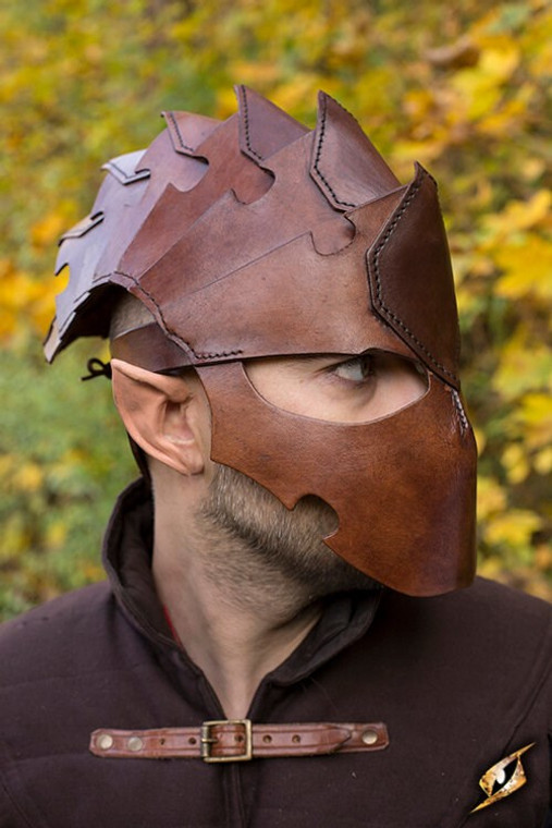 Koop een Epic Armoury Assassin Helm - Bruin bij Avothea Store