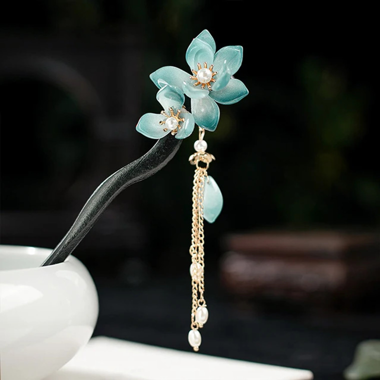 Koop een Houten Haarstok met Elegante Chinese Lelie Bloemen - Lichtblauw bij Avothea Store